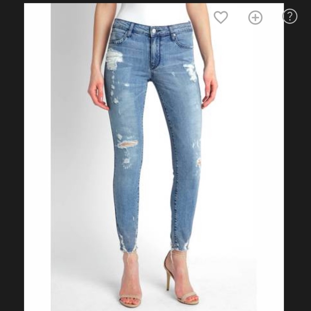 Michelle by Comune BRAND NEW NEVER WORN light denim frayed hem jeans. Size 28.